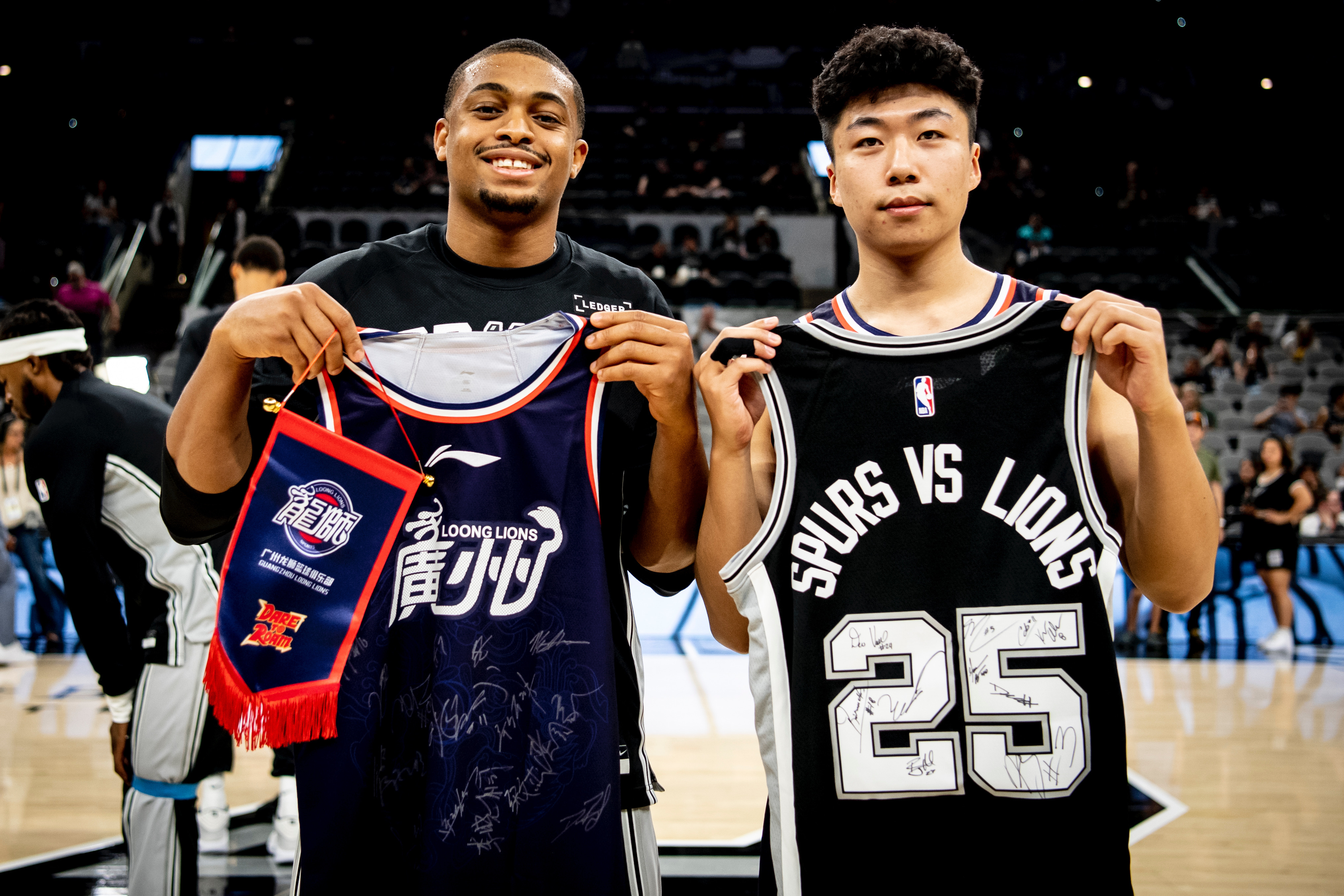 爱游戏-从多特蒙德赛前远射贴柱到广东宏远篮板制胜备战NBA常规赛，曼城官宣签约备战欧超杯