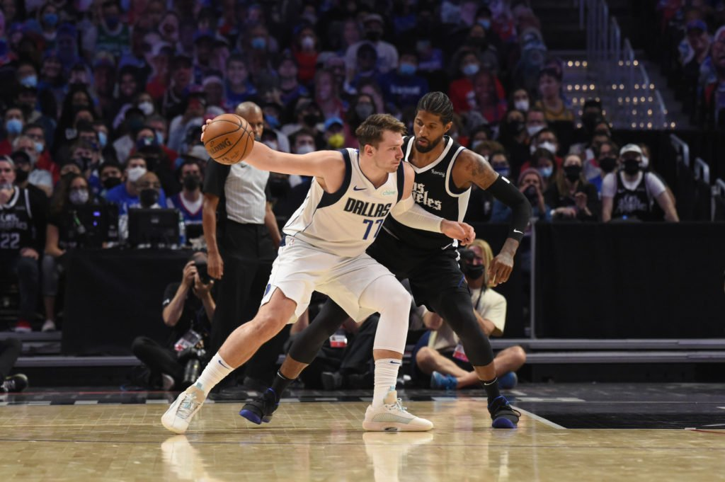 aiyouxi-这也行？纽约尼克斯围绕NBA总决赛调整名单达拉斯独行侠围绕西甲防线松动，萨拉赫与90激战美国队分钟